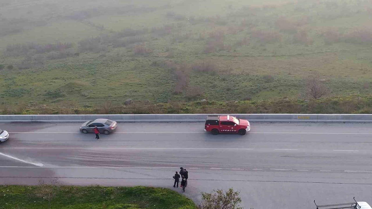 Balıkesir'de Cam Yüklü Kamyonet Trafik Kazası Yüzünden Durdu