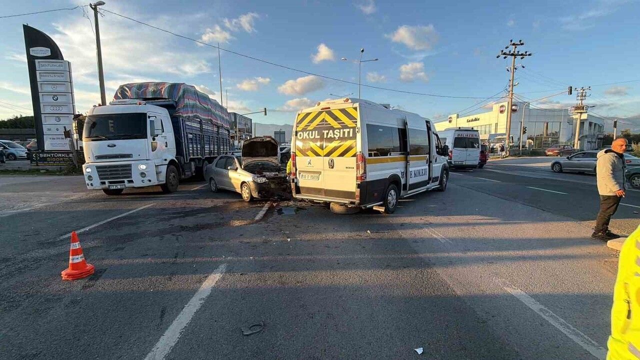 Balıkesir'de Öğrenci Servisi ile Otomobil Çarpıştı