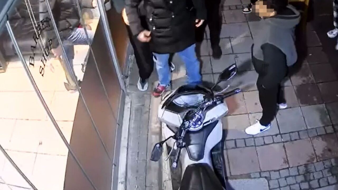 Baltalı Saldırı: Kuaför Dükkanına Gelen Tehditkar Eylem