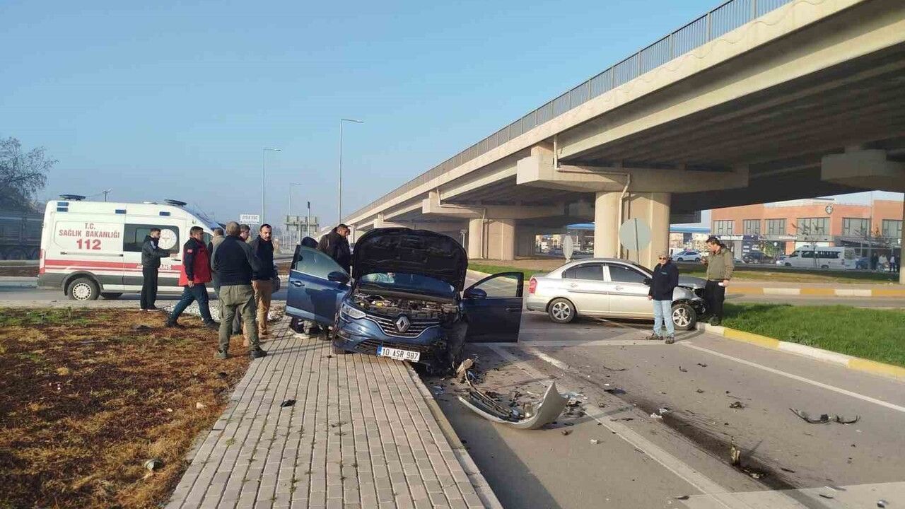 Bandırma'da Kavşakta Trafik Kazası: 1 Yaralı