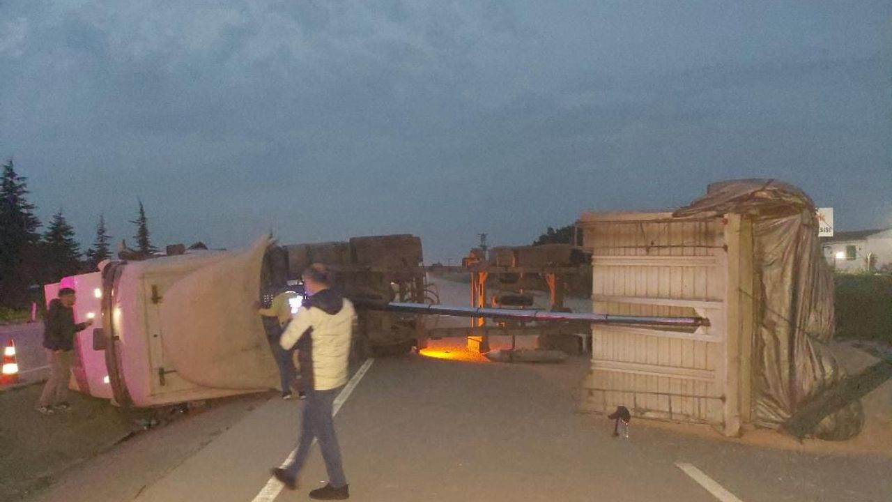 Bandırma-Susurluk Karayolunda TIR Devrildi, Yol Trafiğe Kapandı