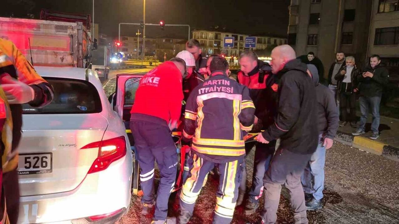Bartın'da Feci Kaza: Otomobil Tıra Saplandı, 1 Yaralı