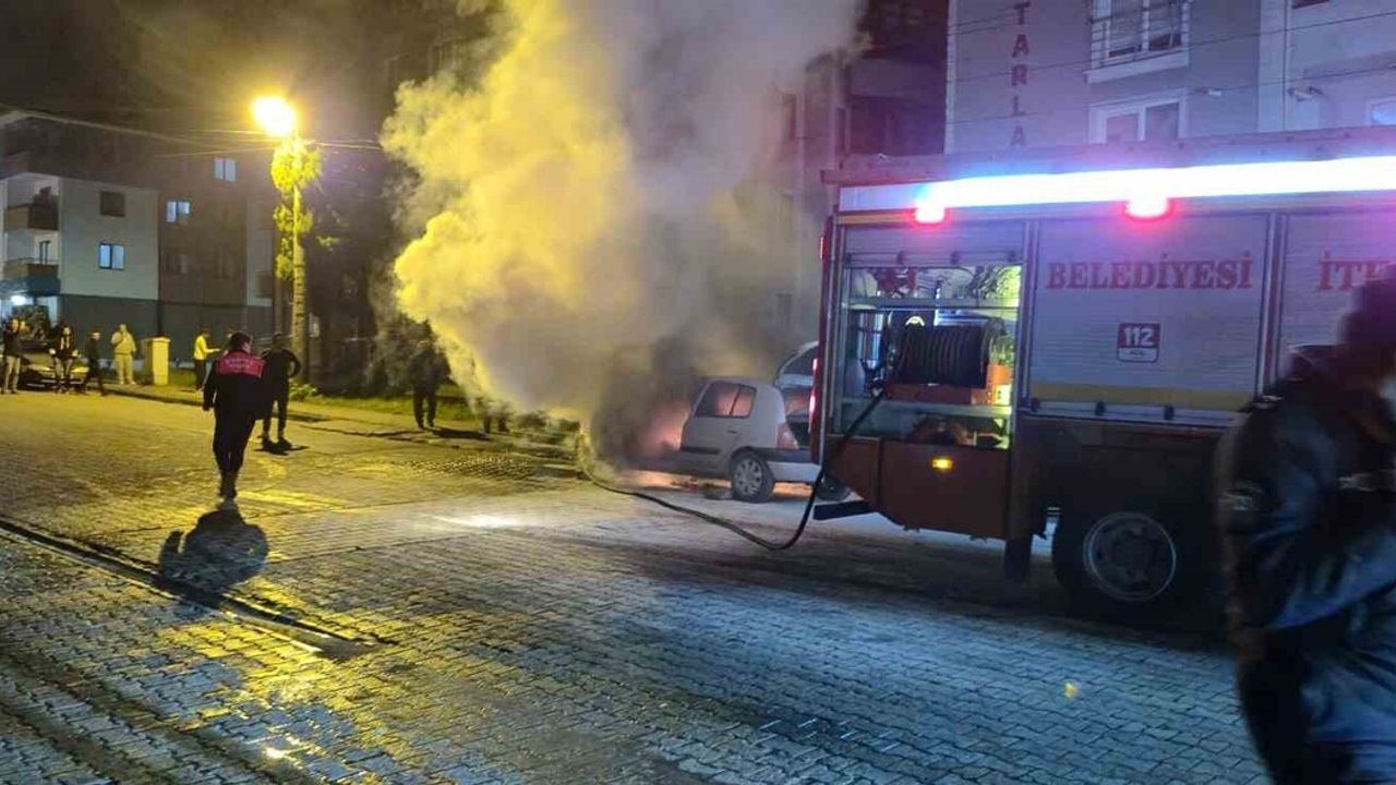 Bartın'da Park Halindeki Araç Yangınında Sürücü Son Anda Kurtuldu