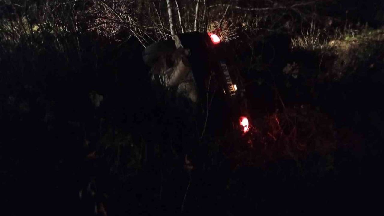 Bartın’da Şarampole Devrilen Araçta Yakıt Sızıntısı Paniğe Yol Açtı