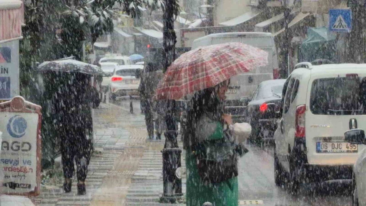 Bartın'da Yılın Son Kar Yağışı Şaşırttı