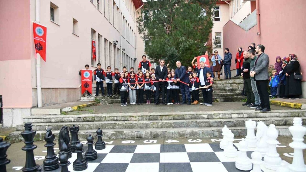 Başiskele'de Satranç Oyunu Alanı Kuruldu