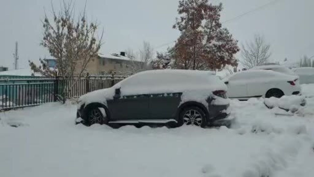Başkale'de Kar Yağışı Etkili Oluyor