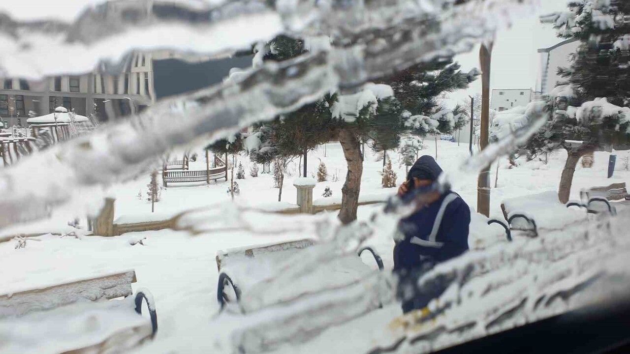 Başkale'de Kar Yağışı Hayatı Etkiledi