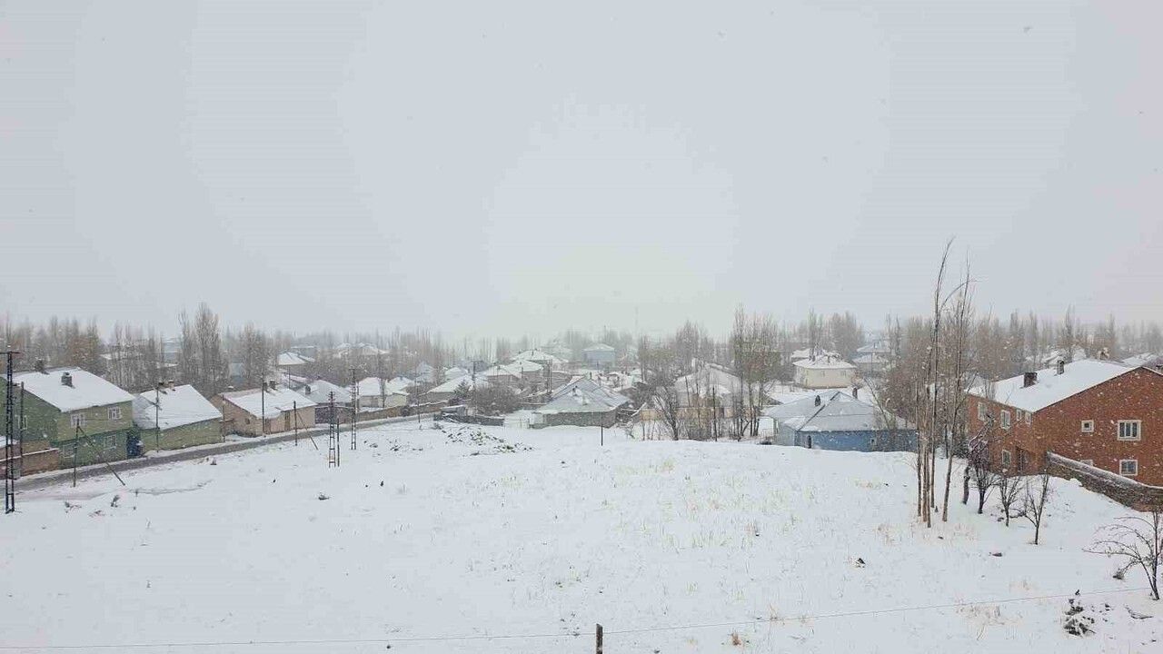 Başkale'de Kış: Kar Kalınlığı 20 Santimetreyi Aştı