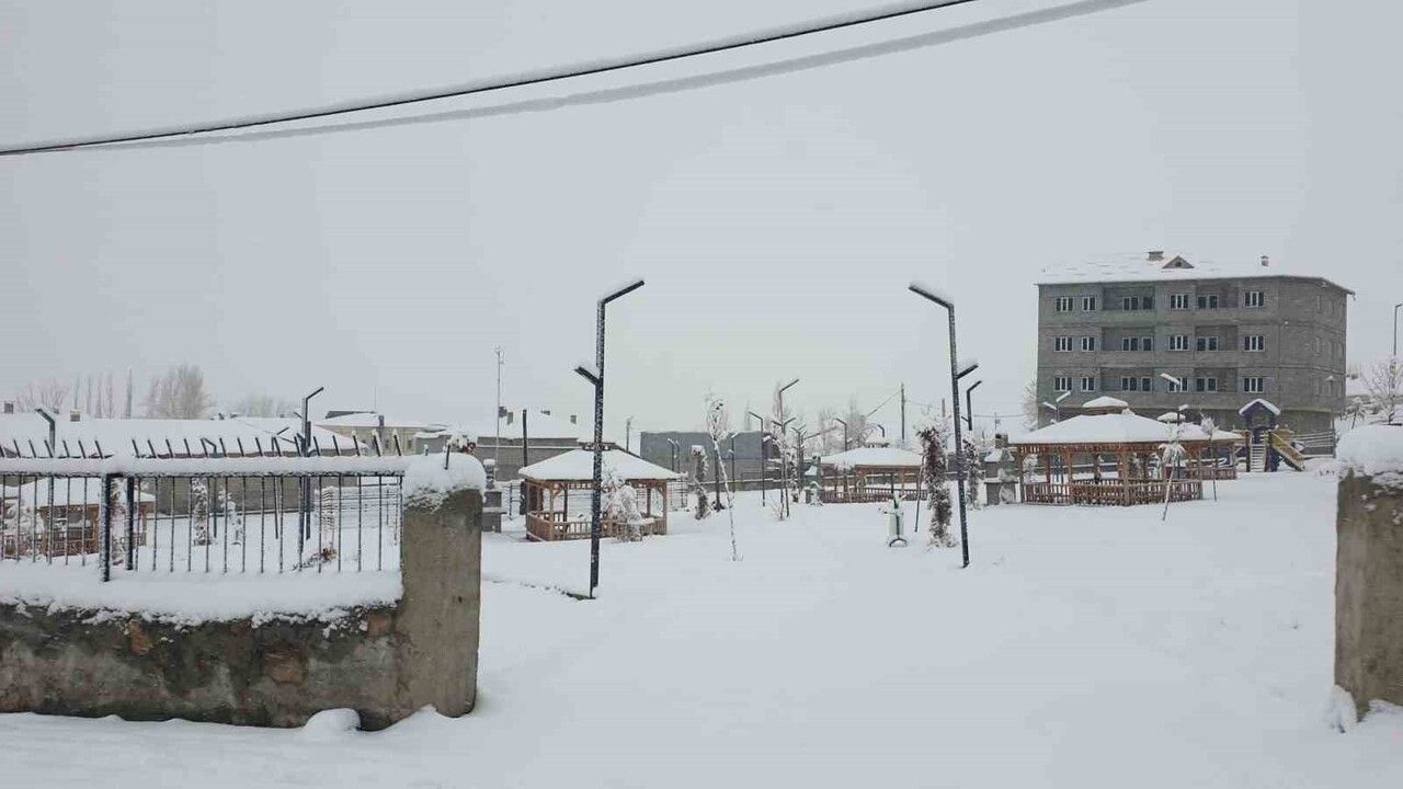 Başkale'de Yoğun Kar Yağışı: 11 Yerleşim Yeri Ulaşıma Kapandı