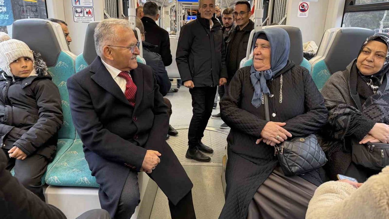 Başkan Büyükkılıç, Tramvayda Vatandaşlarla Buluştu