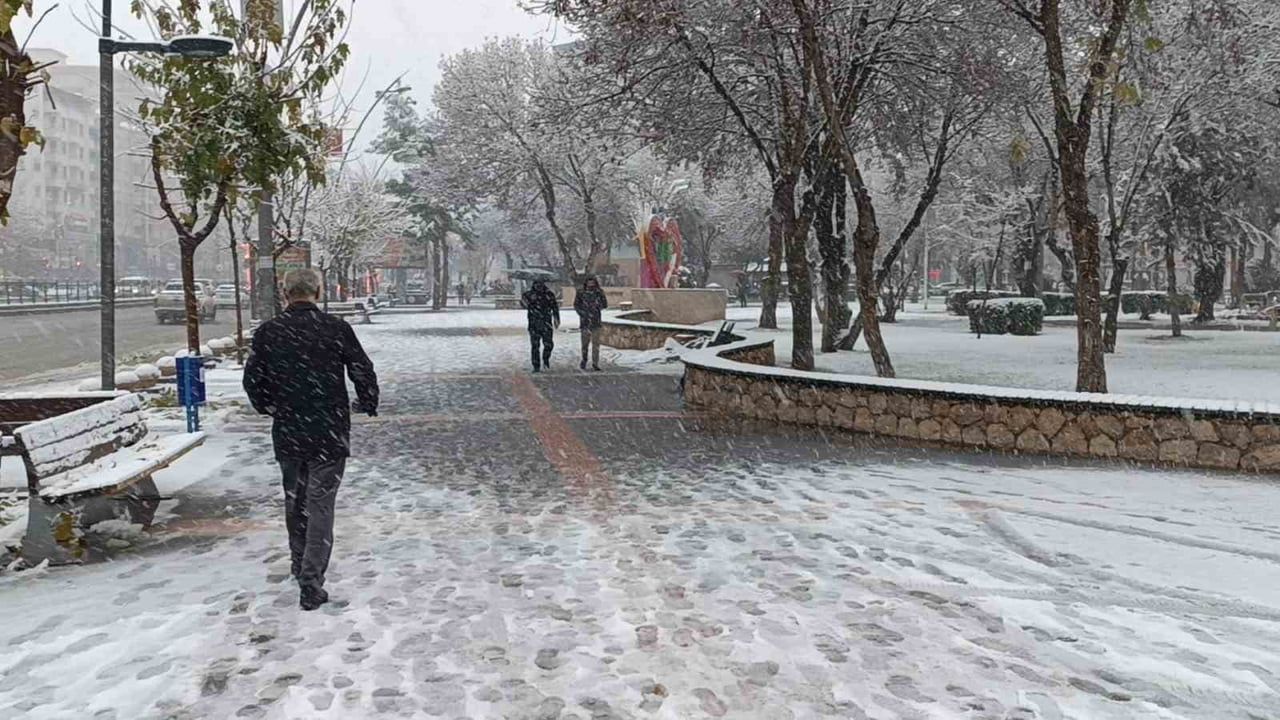 Batman'a Kar Yağdı: Sevinçle Karşılandı