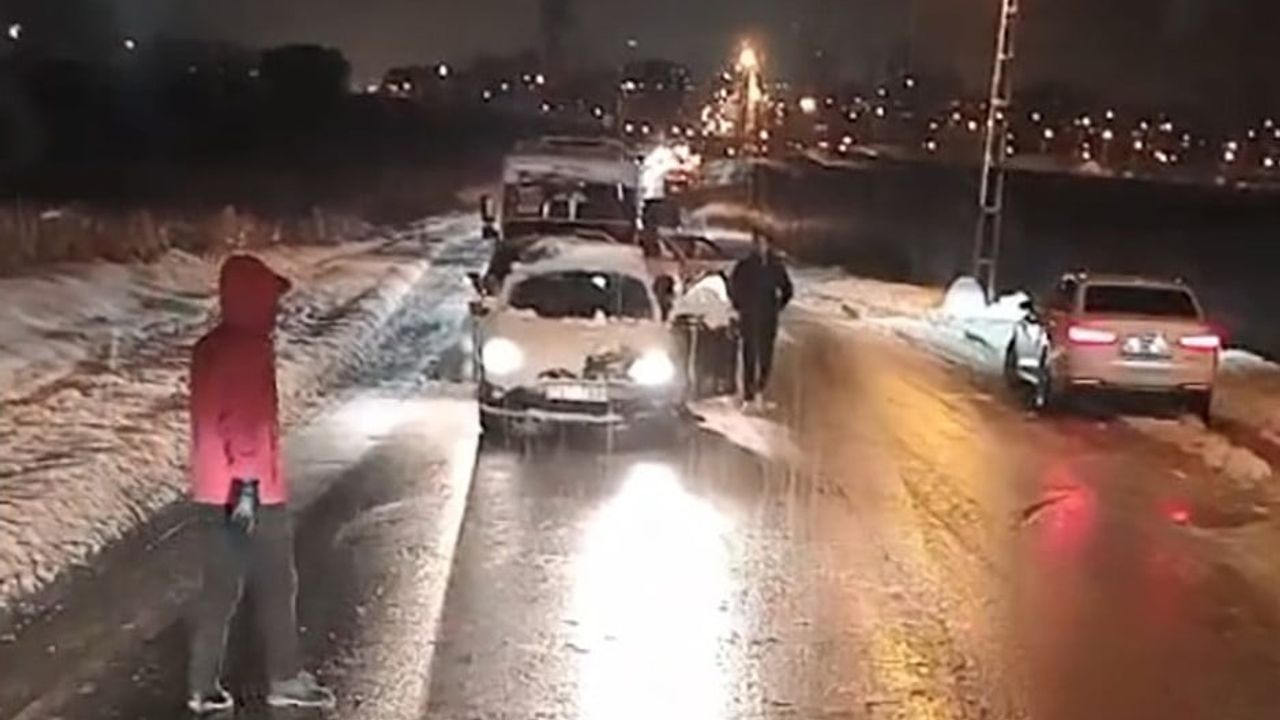Batman'da Buz Pistine Dönüşen Yolda Trafik Kazası