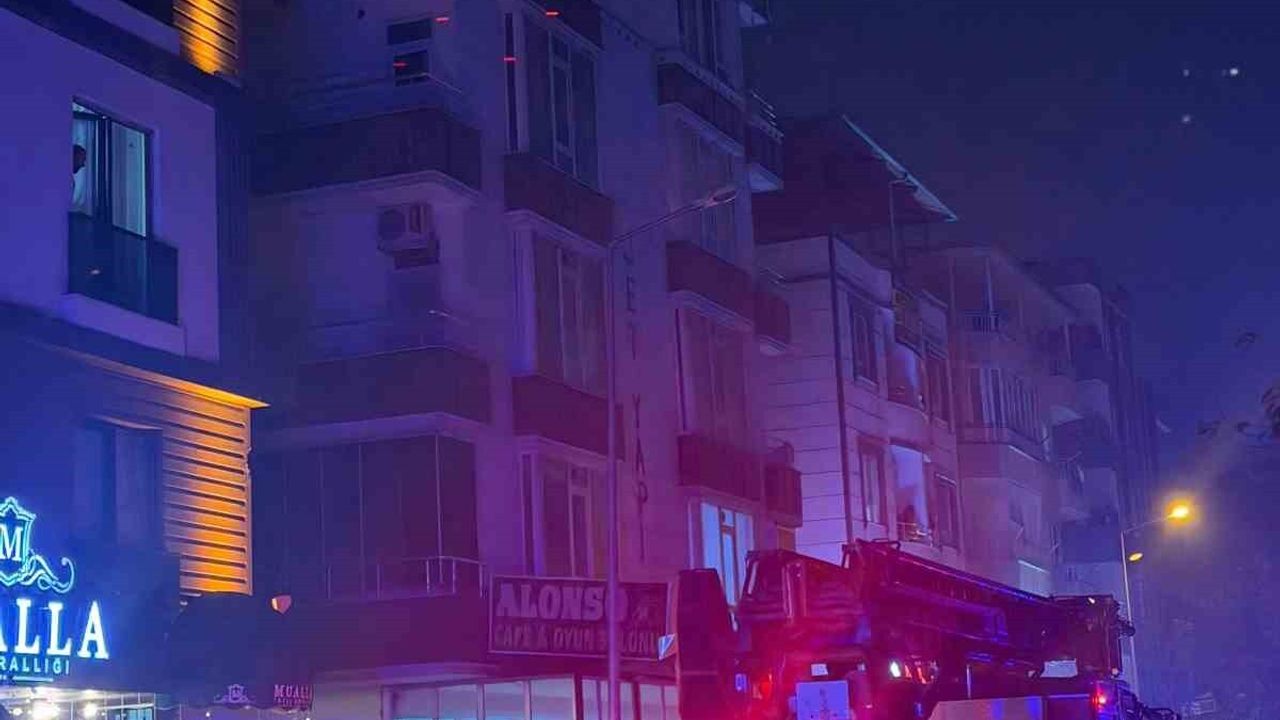 Batman'da Cinnet Geçiren Şahsın Eşyaları Sokağa Fırlatması Şaşkınlık Yarattı