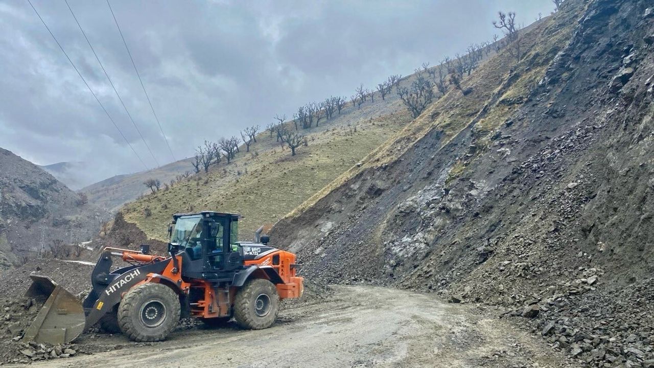 Batman’da Şiddetli Yağışlar Yol Kapattı