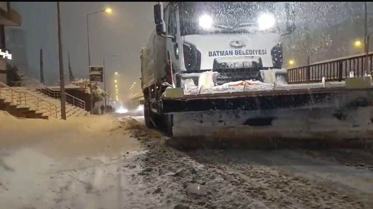 Batman'da Yoğun Kar Yağışı Sürücüleri Zorladı