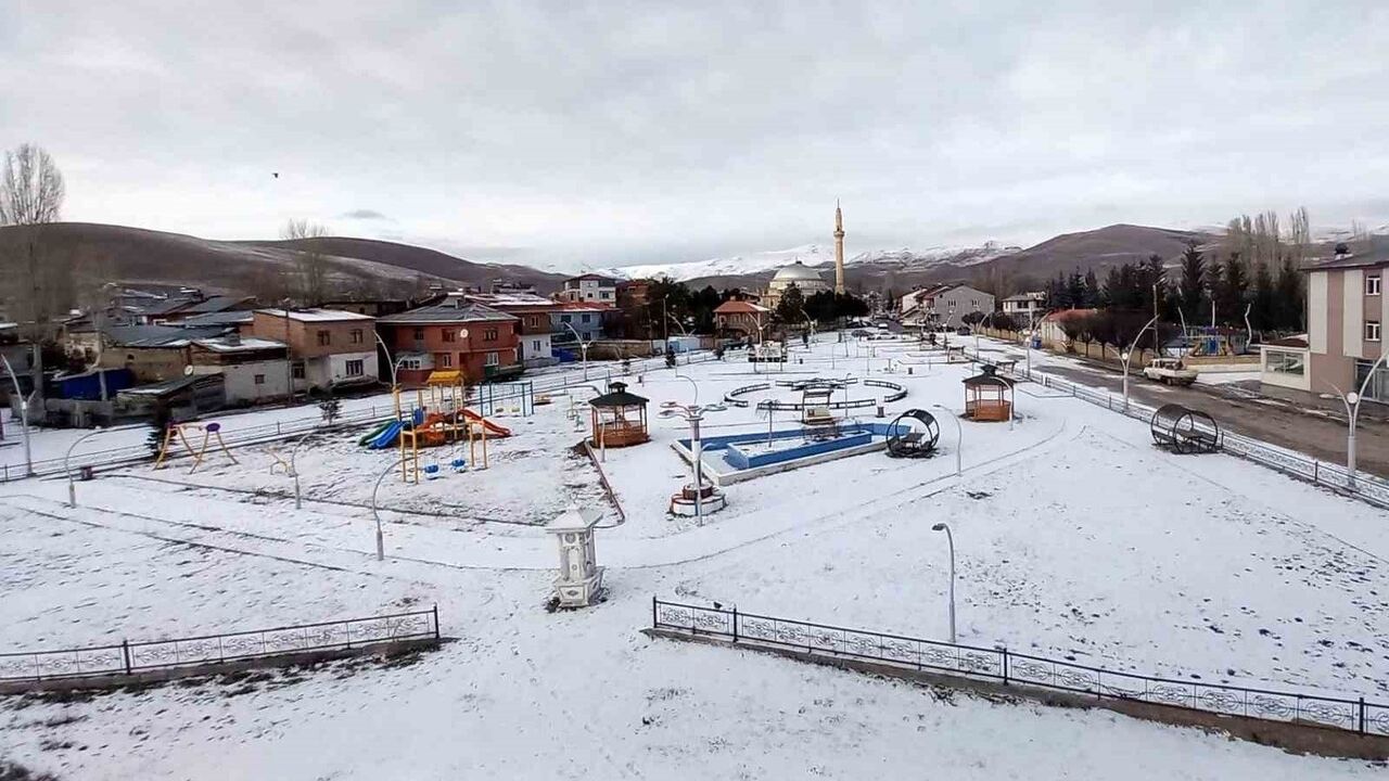 Bayburt Arpalı Beldesi Karla Kaplandı