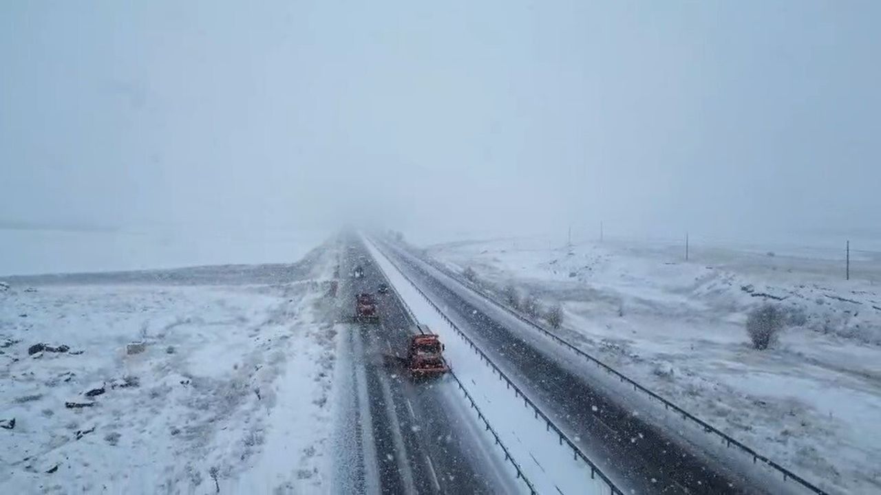 Bayburt-Gümüşhane Yolunda Karla Mücadele Devam Ediyor