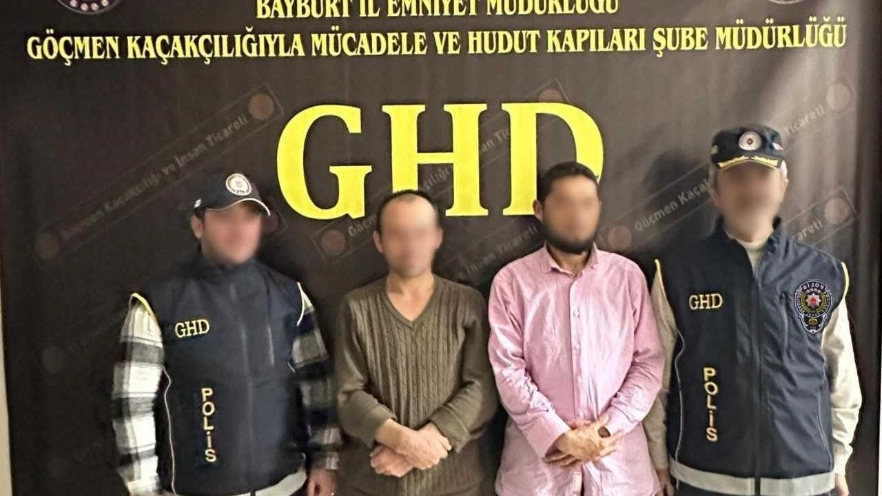 Bayburt'ta Düzensiz Göçmenler ve Kaçakçı Yakalandı