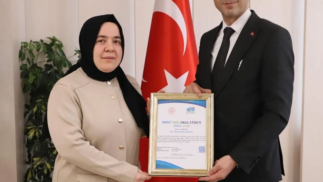 Bayburt'ta İki Okula Mavi Yeşil Okul Etiketi Verildi