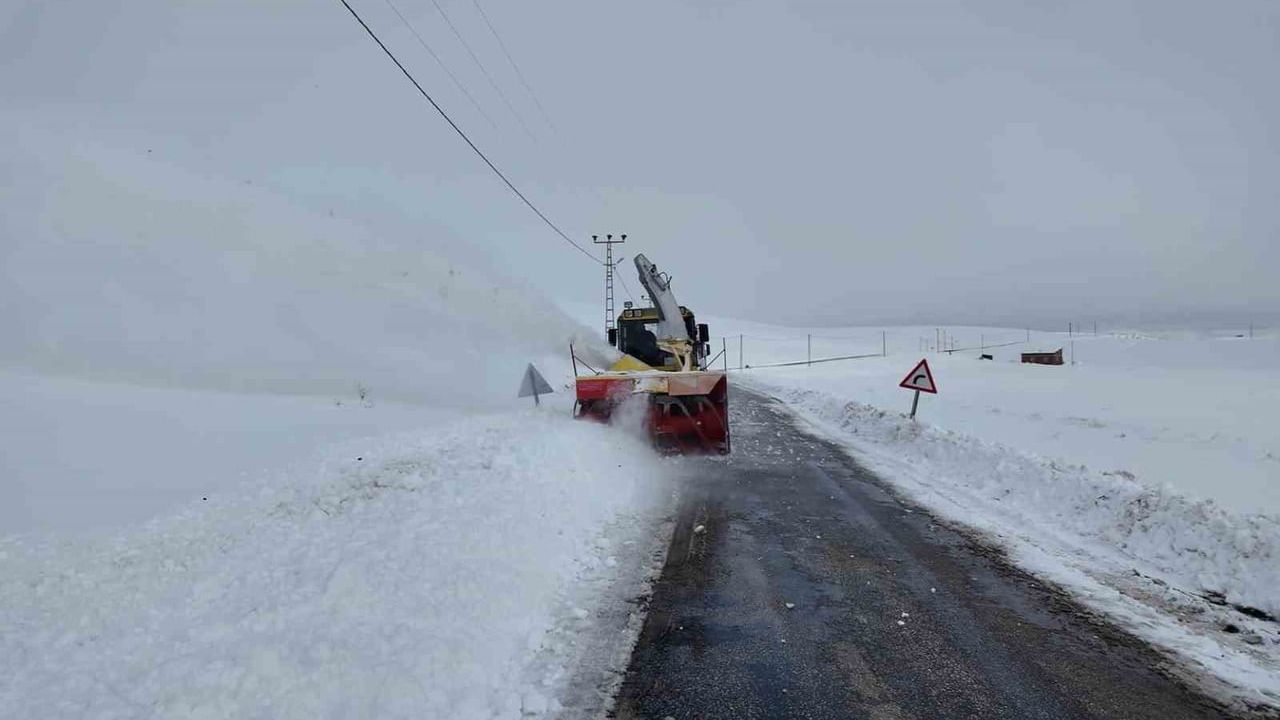 Bayburt'ta Kışa Hazırlık: Köy Yollarında Karla Mücadele Başladı
