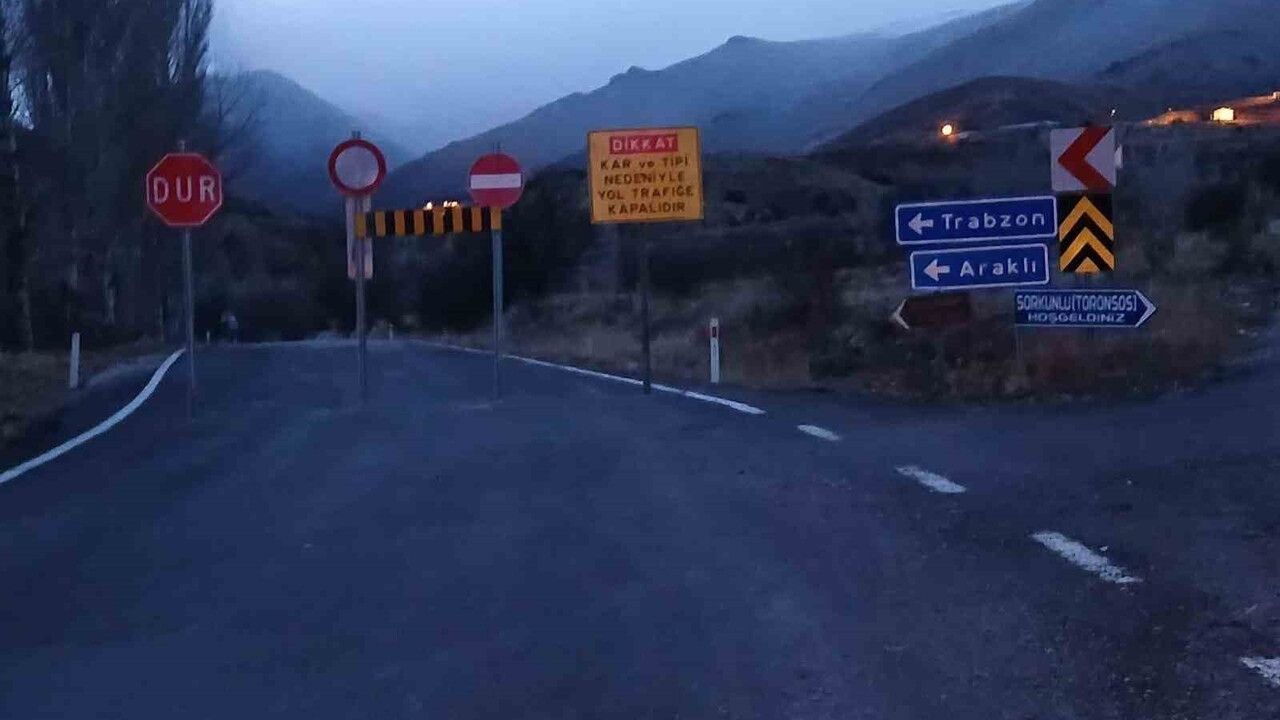 Bayburt'ta Köy Yolları ve Geçitler Kar Fırtınası Nedeniyle Kapatıldı