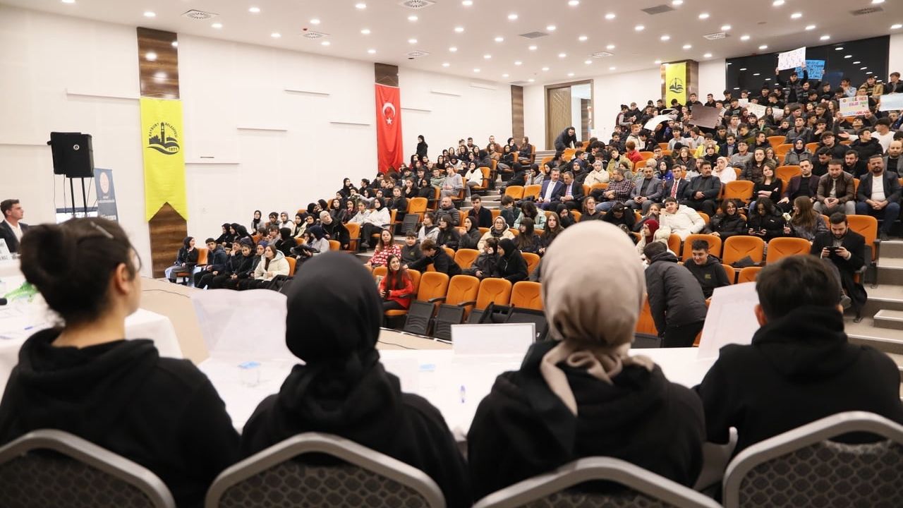 Bayburt’ta Liseler Arası Münazara Yarışması Devam Ediyor