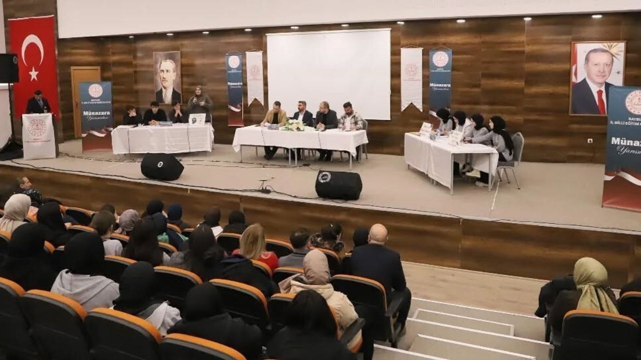 Bayburt’ta Liseler Arası Münazara Yarışması Heyecanı