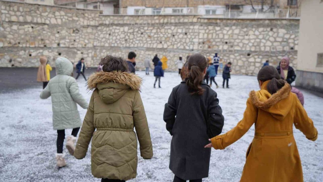 Bayburt’ta Mevsimin İlk Kar Yağışı Öğrencileri Sevindirdi