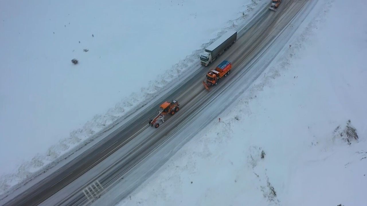 Bayburt ve Erzincan'da Kar Yağışı Ulaşımı Olumsuz Etkiliyor