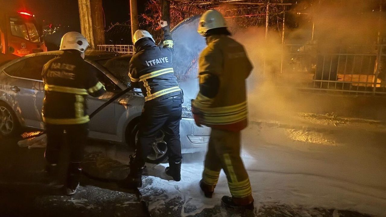 Belen'de Park Halindeki Otomobil Alev Aldı