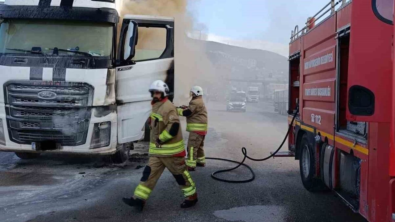 Belen'de Seyir Halindeki Tırda Yangın Çıktı