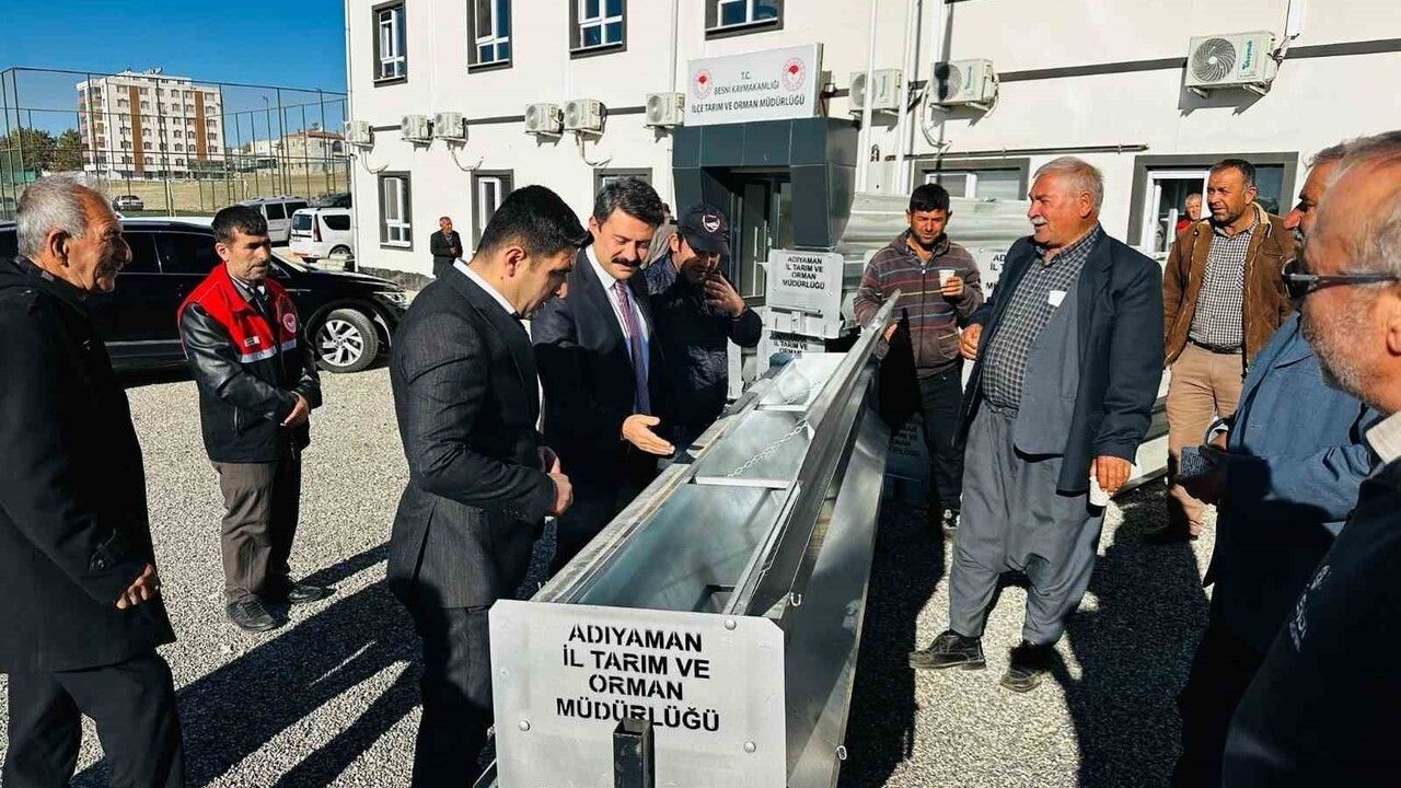 Besni'de Yetiştiricilere Otomatik Yemlik Dağıtımı