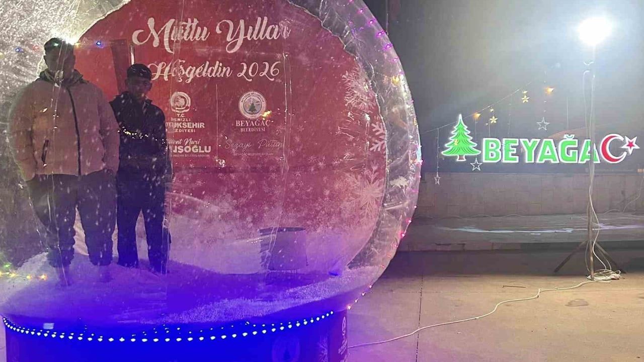 Beyağaç'ta Yılbaşı Coşkusu: Dev Kar Küresi