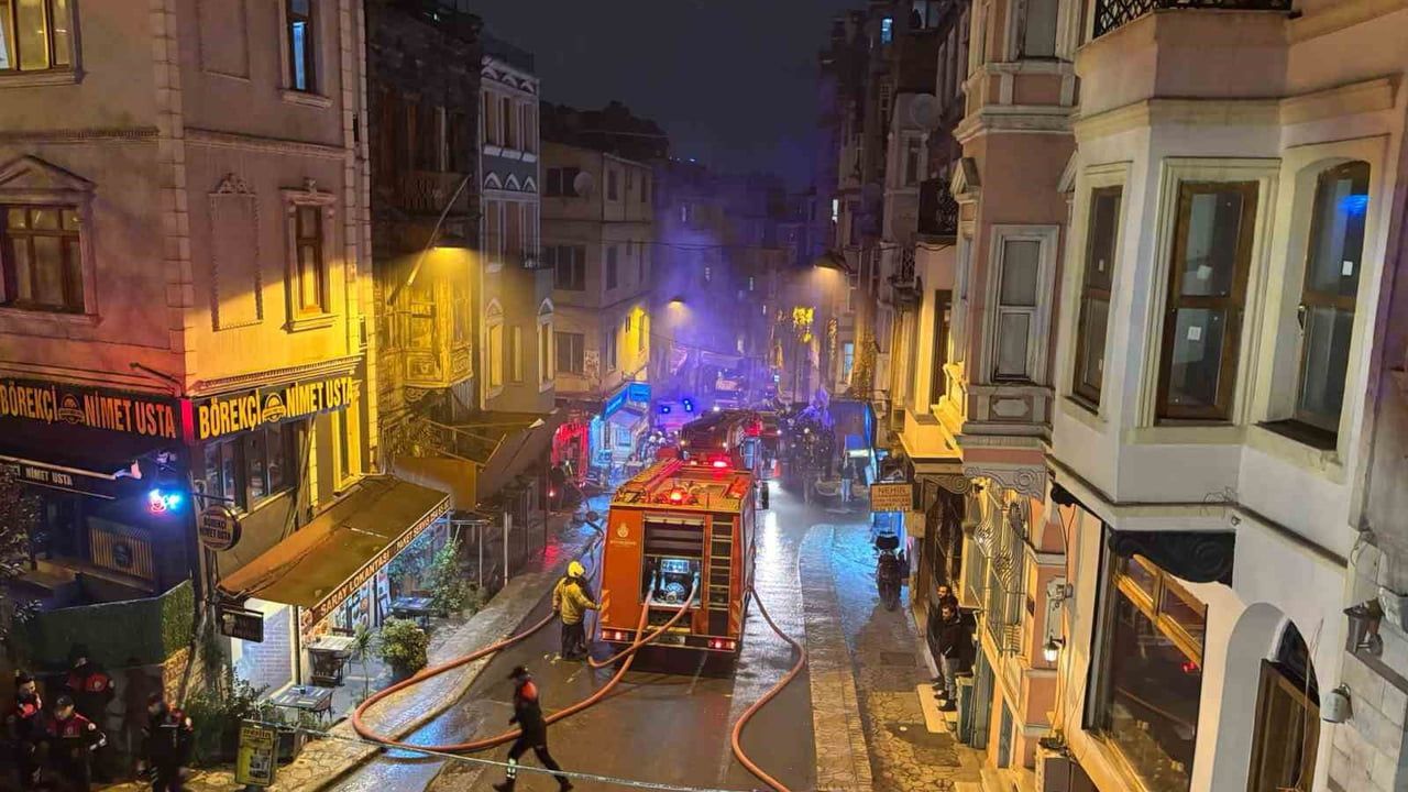 Beyoğlu'nda 4 Katlı Binada Yangın Çıktı