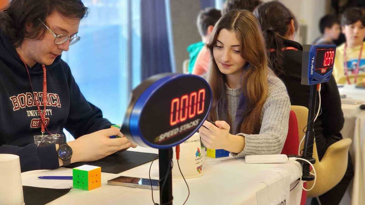 Beyoğlu'nda Rubik Küp Turnuvası Rüzgarı Esti