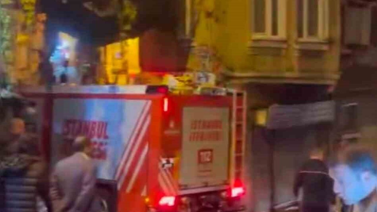 Beyoğlu'nda Teras Katında Yangın Çıktı