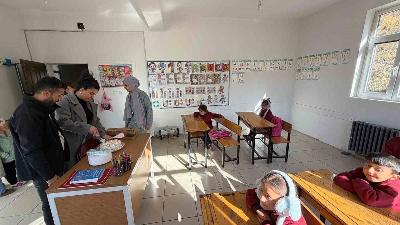 Beytüşşebap ve Uludere'de Öğrencilere Pasta Sürprizi