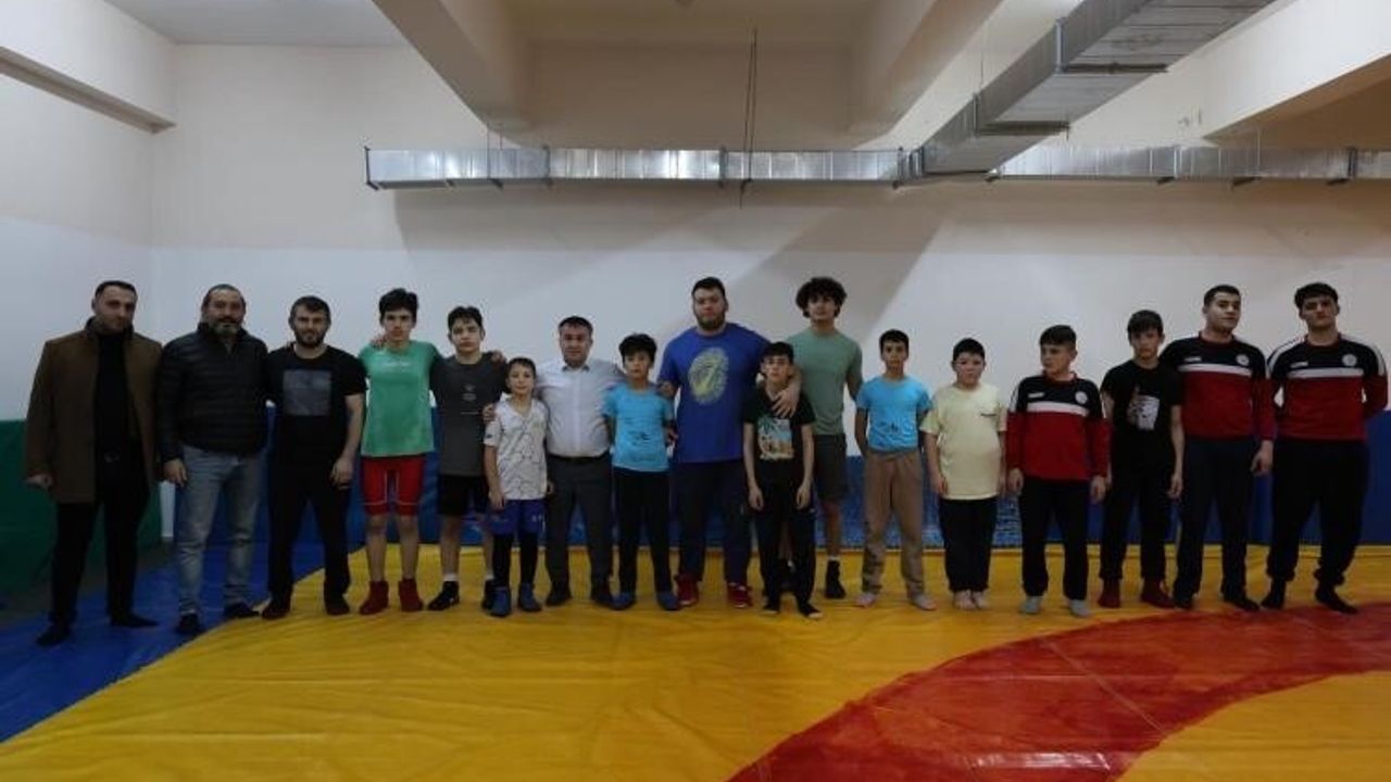 Bilecik İl Müdürü Ramazan Demir Güreşçilerin Yanında