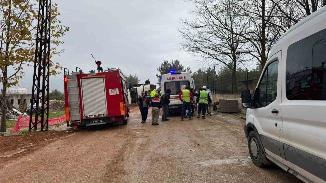 Bilecik'te Devriil Kamyon Kazası: Sürücü Yaralı