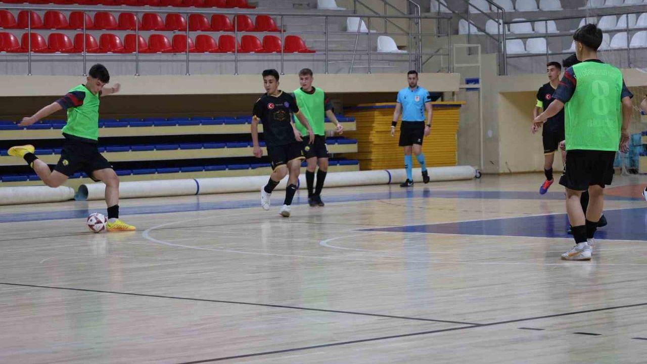 Bilecik'te Genç Erkekler Futsal Müsabakaları Coşkuya Doyuruyor