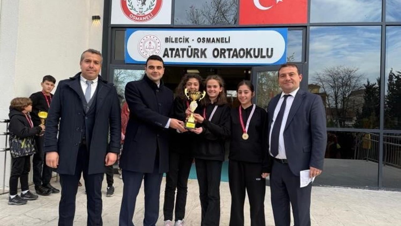 Bilecik'te Masa Tenisi Başarısı: Atatürk Ortaokulu Öğrencileri Ödüllerini Aldı