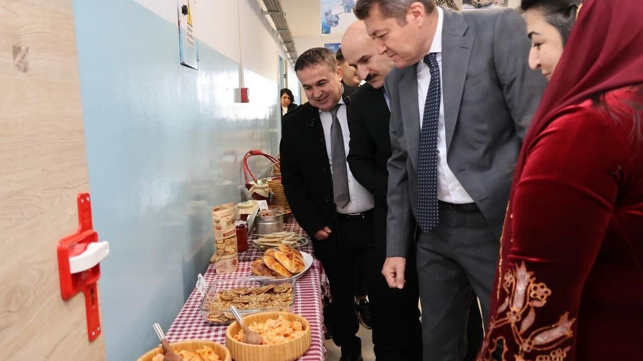 Bilecik'te Öğrenci Stantları Ziyaretçilerin İlgi Odağı Oldu