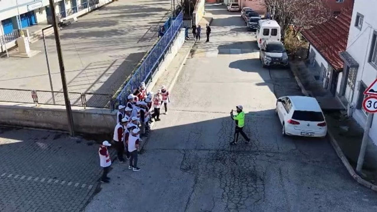 Bilecik'te Öğrencilere Okul Geçidi Görevlisi Eğitimi