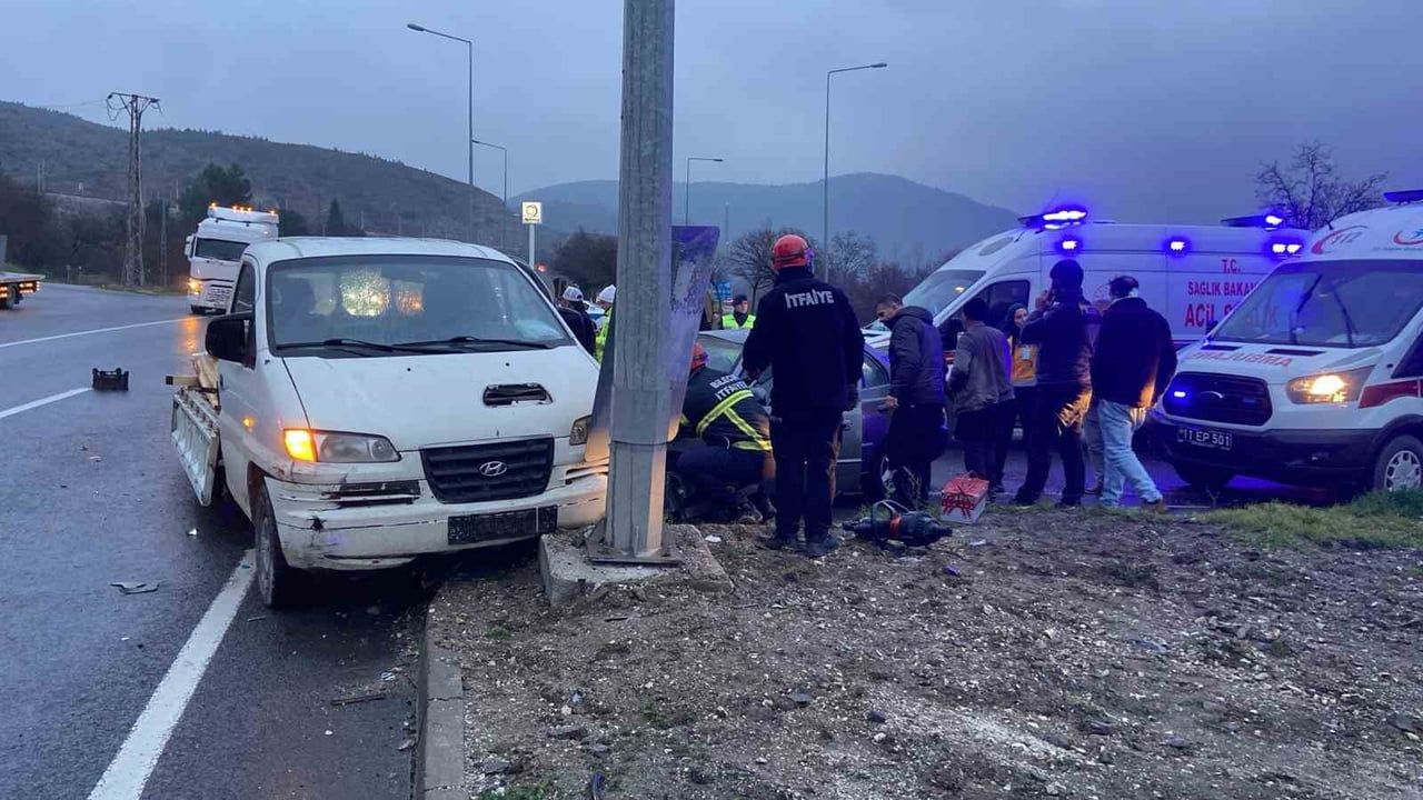 Bilecik’te Otomobil ve Kamyonet Çarpıştı: 5 Yaralı