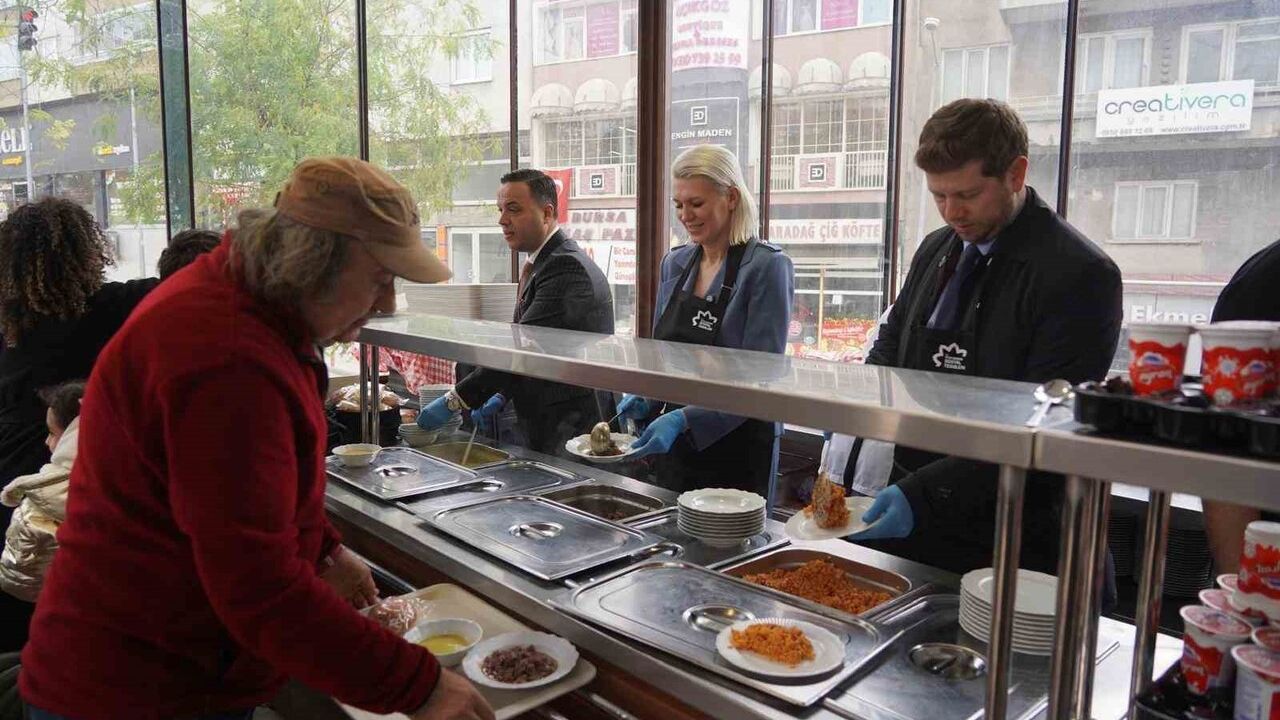 Bilecik'te Şehit İlhan Ongan Anısına Ücretsiz Yemek Dağıtımı