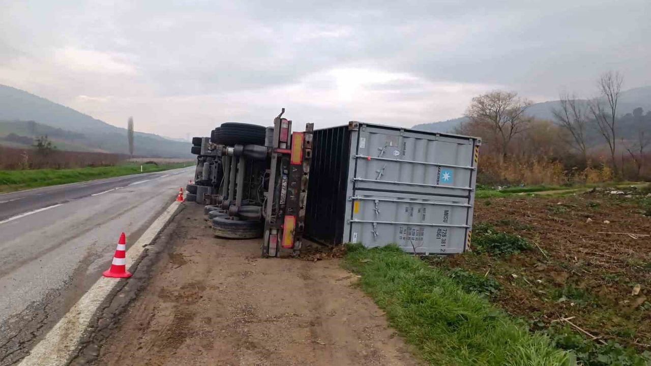 Bilecik'te Tır Devrildi: Sürücü Yaralandı