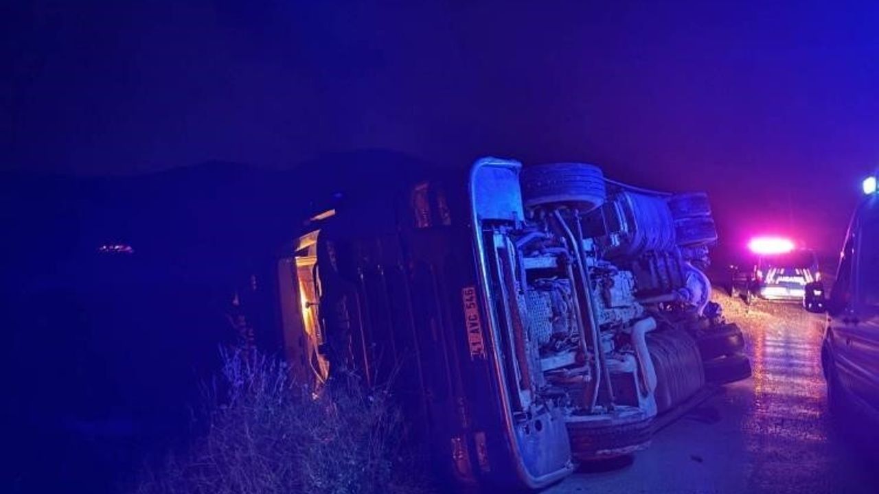 Bilecik'te Tır Devrildi: Sürücü Yaralandı