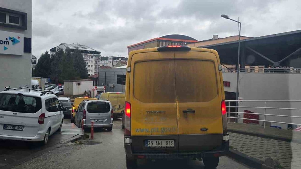 Bilecik'te Trafik Felci: PTT Kargo Araçları Sürücülere Zor Anlar Yaşatıyor