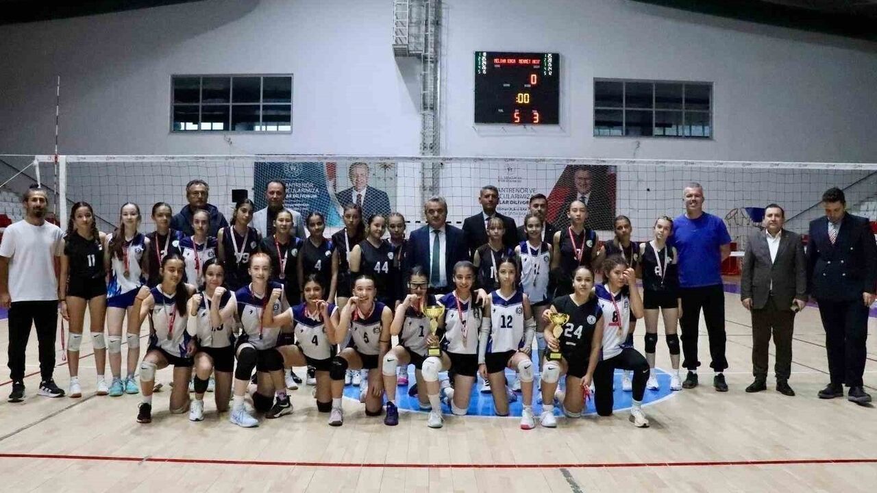 Bilecik’te Yıldız Kızlar Voleybol Final Heyecanı